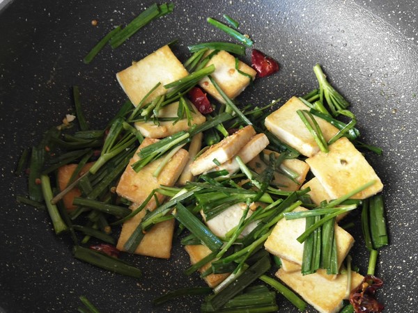 Stir-fried Tofu with Spring Leek recipe