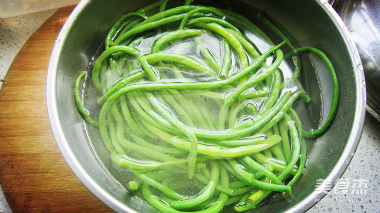 Garland Chrysanthemum Mixed with Dried Beans recipe