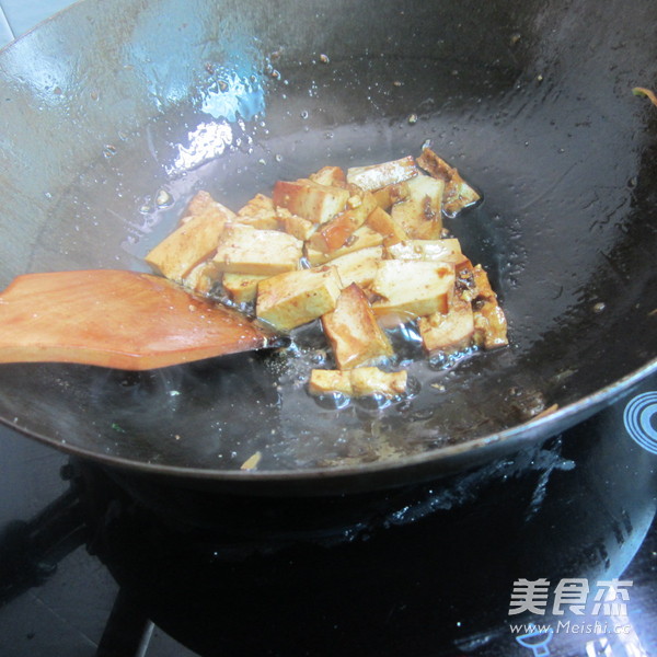 Grilled Sausage with Spiced Dried Celery recipe