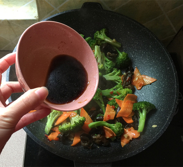 Fried Broccoli with Black Fungus recipe