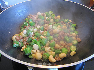 Stir-fried Okra with Mashed Chicken with Nuts recipe