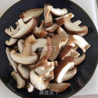 Stir-fried Qingyuan Chicken with Mushrooms recipe