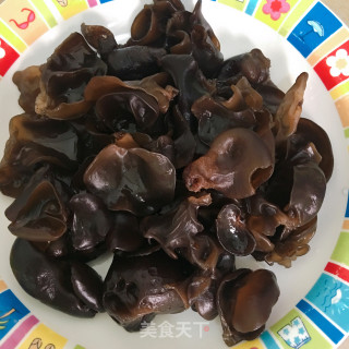 Braised Pig's Trotter with Black Fungus and Mushroom recipe