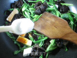 Stir-fried Chicken Festive with Black Fungus and Lao Tofu recipe