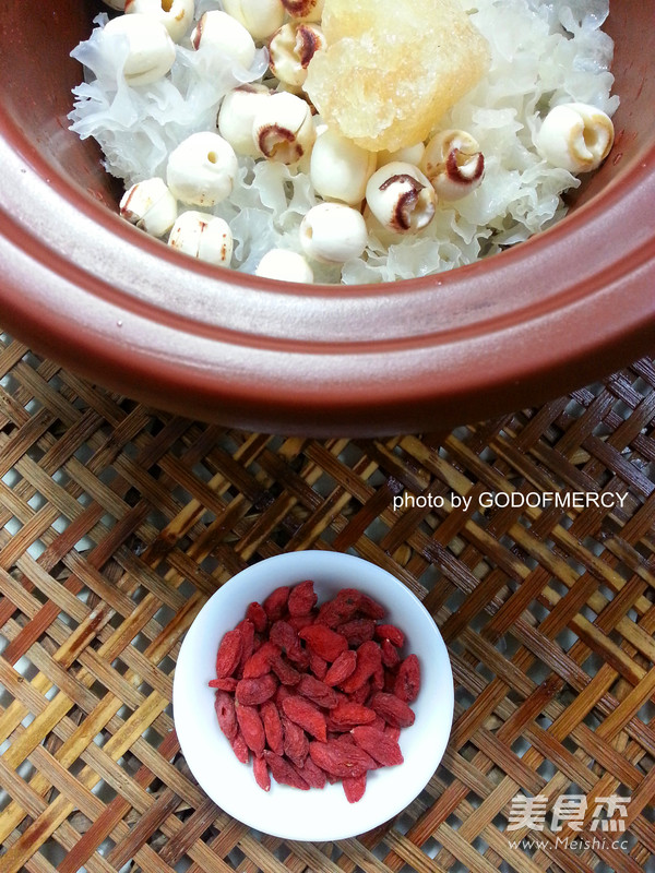Papaya, Wolfberry, White Fungus and Lotus Seed Soup recipe