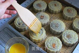 Mooncake with Egg Yolk and Red Bean Paste, Low-gluten Flour Version recipe