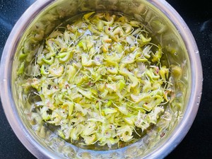 Pure Vegetarian Salad with Dendrobium Flowers recipe