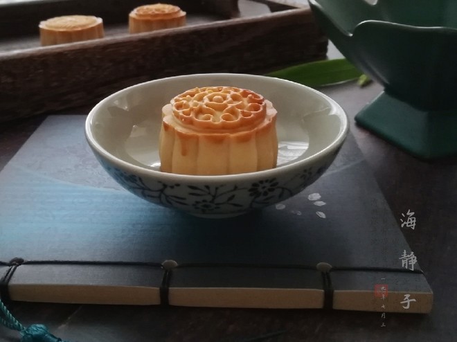 Cantonese Classic-moon Cakes with White Lotus Paste and Egg Yolk