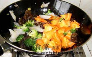 Post-holiday Gastrointestinal Preparation-fried Fungus with Winter Lettuce recipe