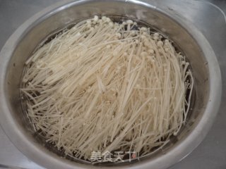 Coriander Mixed with Enoki Mushrooms recipe