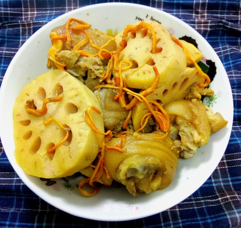 Stewed Pork Knuckles with Lotus Root, Grass and Insect Flower recipe