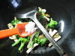 Stir-fried Broccoli with Sliced Mustard recipe