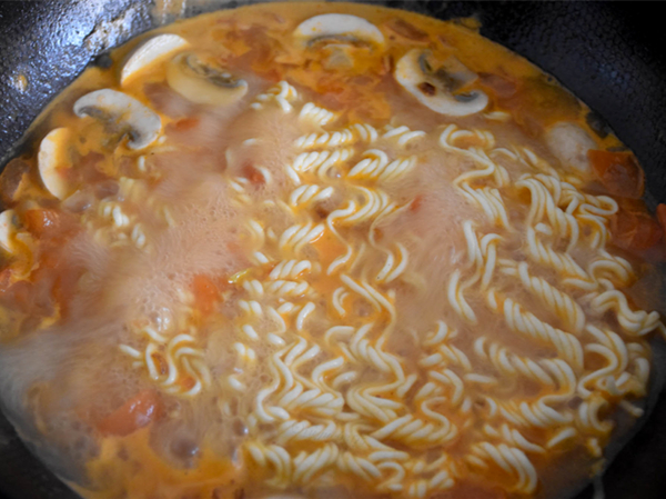 #中卓牛骨汤面# Instant Noodles with Tomato and Mushroom recipe