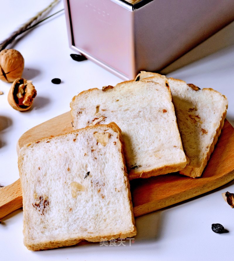 Nutritious Toast with Blackcurrant Walnuts recipe
