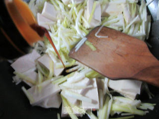 Stir-fried Thousand Page Tofu with Leek Sprouts recipe