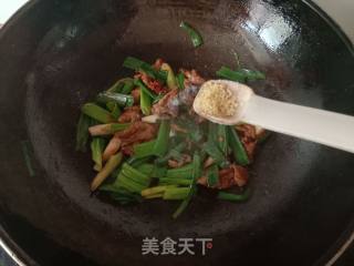 Stir-fried Pork with Garlic Leaves recipe
