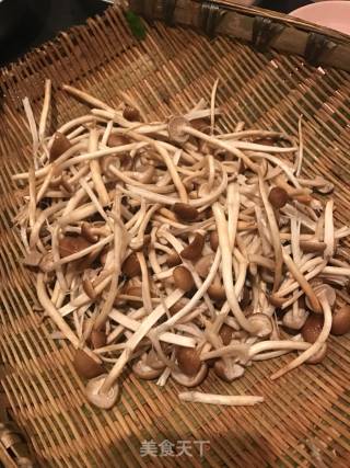 Stir-fried Tea Tree Mushroom with Hot Pepper recipe