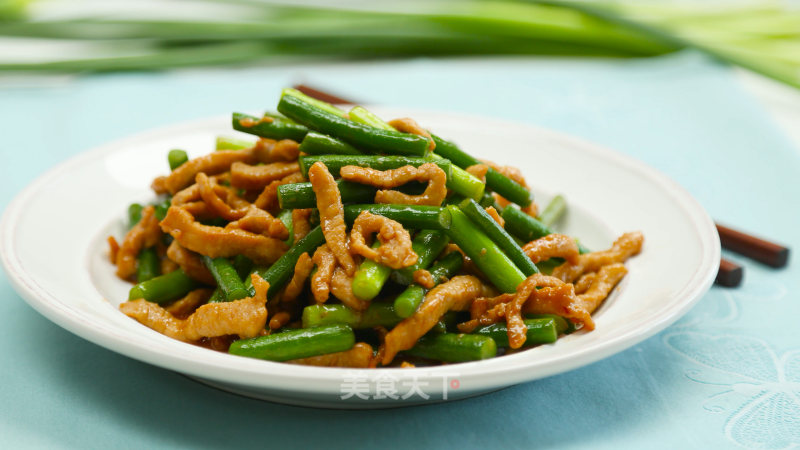 Stir-fried Pork with Garlic Sprouts recipe