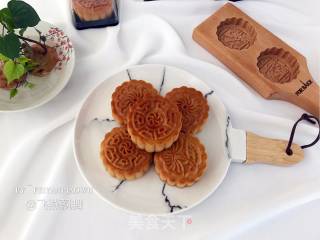 Mooncake with Lotus Seed Paste and Egg Yolk recipe