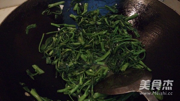 Convolvulus with Garlic Sauce recipe