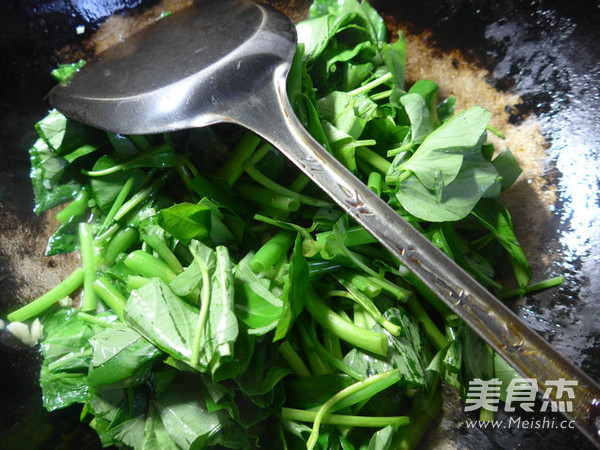 Stir-fried Water Spinach with Crab Mushrooms recipe