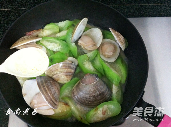 Braised Loofah with Clams recipe