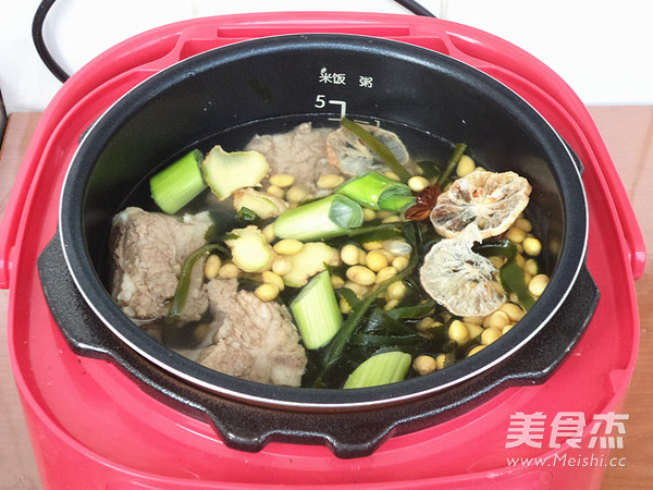 Seaweed Soy Pork Ribs Soup recipe