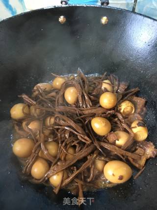 Braised Pork Belly with Tea Tree Mushroom Partridge Egg recipe