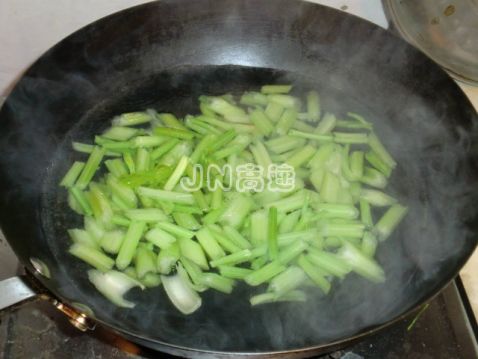 Shuangren Autumn Ears Mixed with Celery recipe