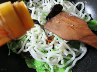 Stir-fried Potato Vermicelli with Black Fungus and Cabbage recipe