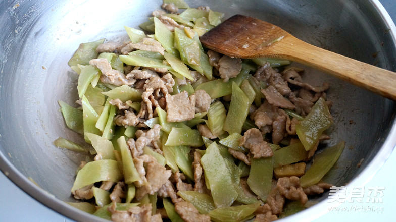 Stir-fried Beef with Lettuce recipe