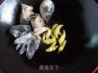 Simple and Simple-fried Fish Head with Pickled Pepper recipe