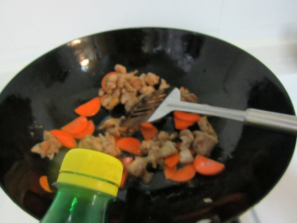 Stir-fried Chicken with Carrots recipe