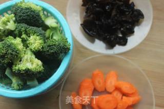 Stir-fried Broccoli with Black Fungus and Carrots recipe