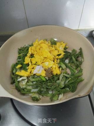 Scrambled Eggs with Spiny Sprouts recipe