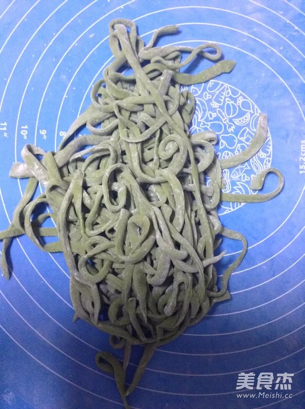 Spinach Flour High-gluten Hand-rolled Noodles recipe