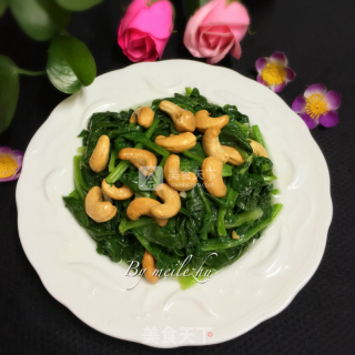 Spinach Mixed with Cashew Nuts recipe