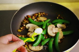 Stir-fried Arctic Shrimp with Nuts recipe