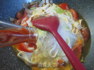 Sliced Noodles with Tomato and Cabbage recipe