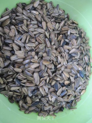 Skillfully Fried Five-spice Melon Seeds recipe