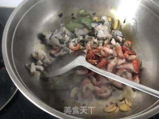 Spicy Stir-fried Conch with Crayfish recipe