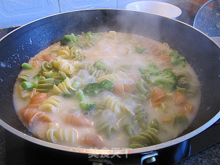 Spiral Spaghetti with Long Li Fish in White Sauce recipe