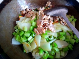 Stir-fried Pork with Celery and Potatoes recipe