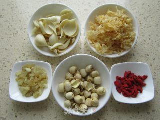 Saponin Rice, White Fungus and Lotus Seed Soup recipe