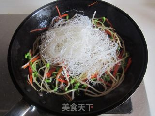 Stir-fried Rice Noodles with Seafood recipe