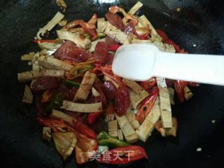 Stir-fried Bean Curd with Red Pepper Sausage recipe