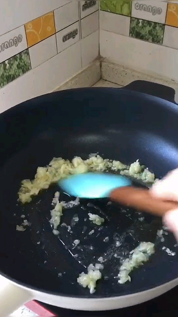 Stir-fried Chicken with Sour Cowpeas recipe