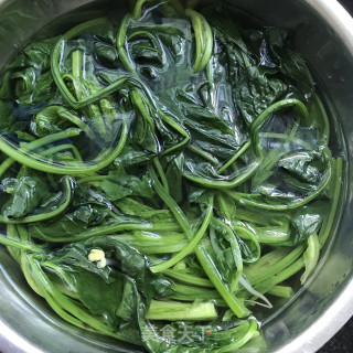 Spinach Mixed with Small Bean Sprouts recipe