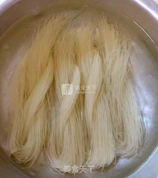 Stir-fried Rice Noodles with Tomato, Egg, Fungus recipe