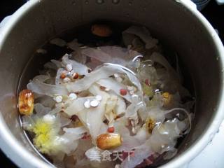 In Spring, that Nourishing and Calcium-supplementing Soup---keel Bone and Snow Ear Soup recipe